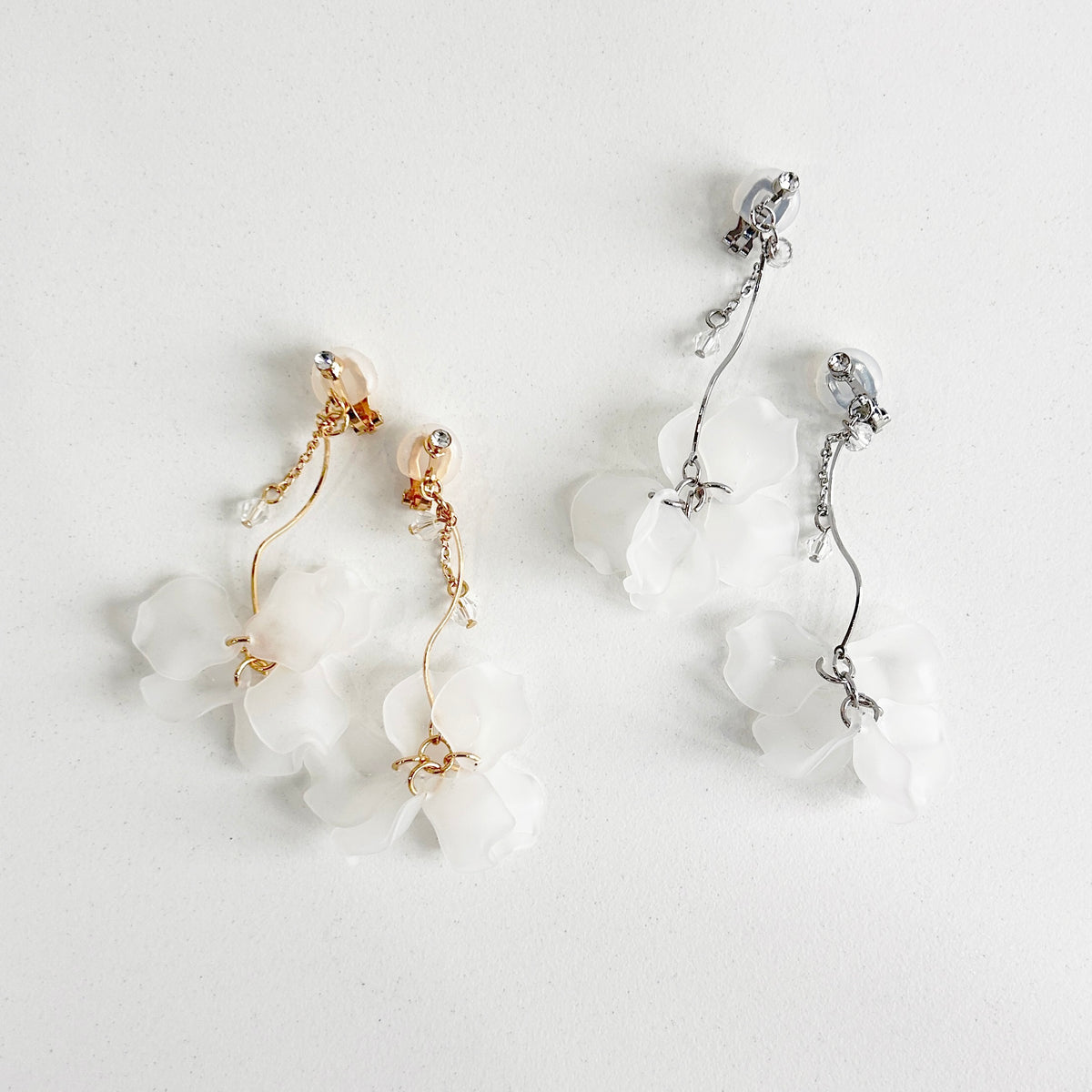Self-Portrait 上品 ホワイト フラワー エナメル イヤリング Self-Portrait 上品 ホワイト フラワー エナメル イヤリング ピアス